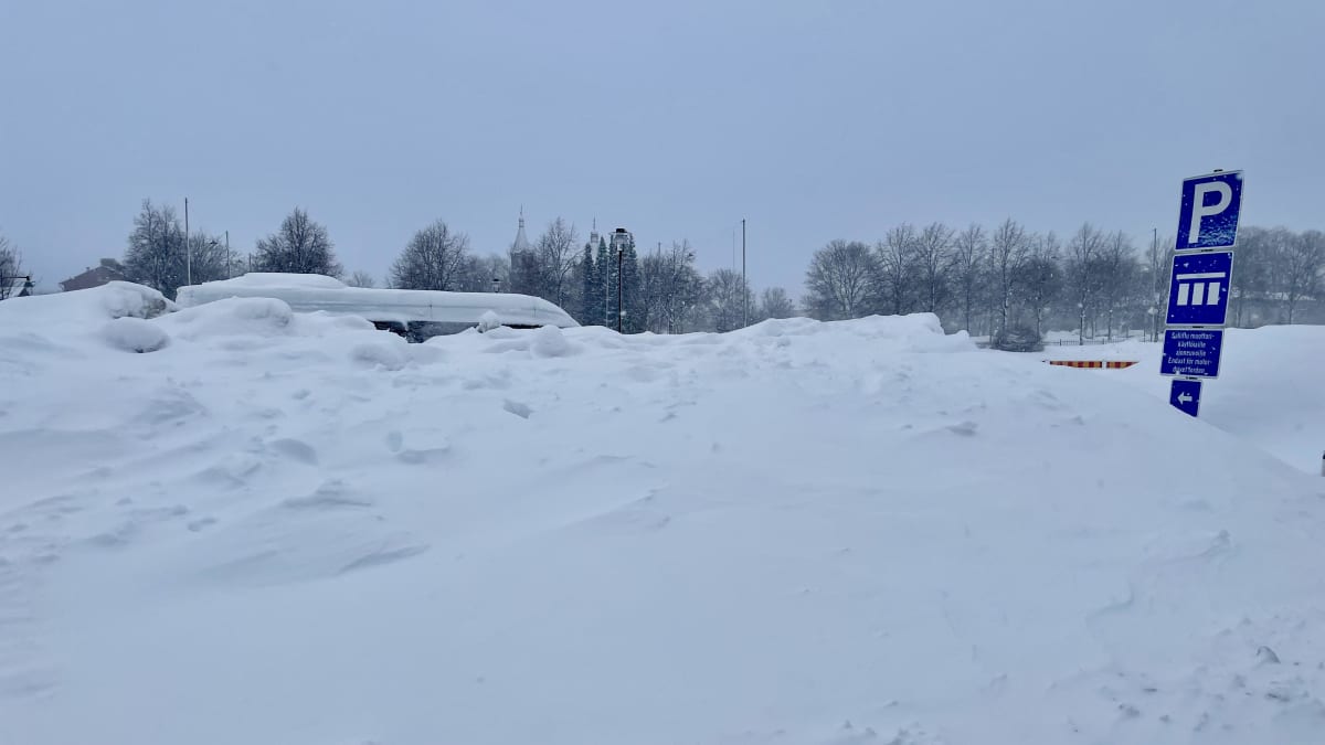 Taket på en stor bil skymtar bakom en ordentlig snödriva.