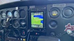 Lentokoneen ohjaamo, jossa etualalla GPS-välineistö. Näytöllä lukee, että GPS-signaalia ei löydy.