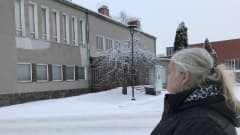 Raisio-Seuran puheenjohtaja Eija Räsänen katselee miettiväisen näköisenä Harkko-rakennusta.