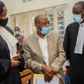 Paul Rusesabagina keskusteli asianajajiensa kanssa Ruandan pääkaupungissa Kigalissa.