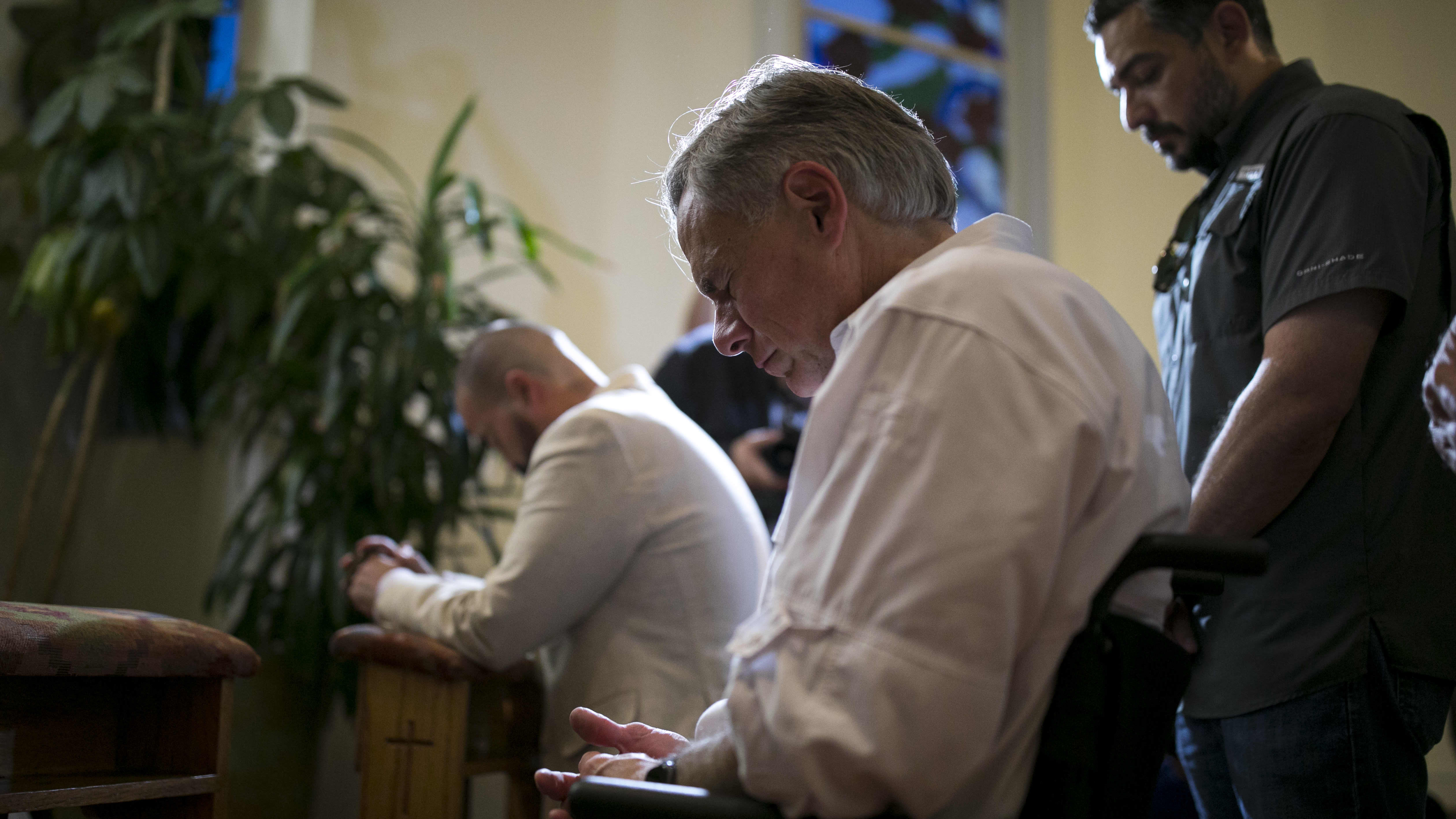 Texasin kuvernööri Greg Abbott rukoilee kirkossa.