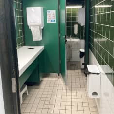 Kuvassa viheräsävyinen yleisövessa Tampereen pääkirjastossa. 