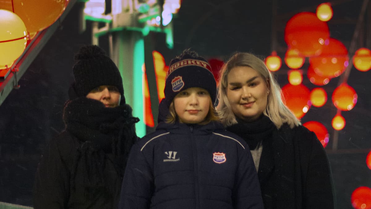 Perhe Virtanen katsomassa Teatterisillan jouluvaloja joulukuussa 2020.