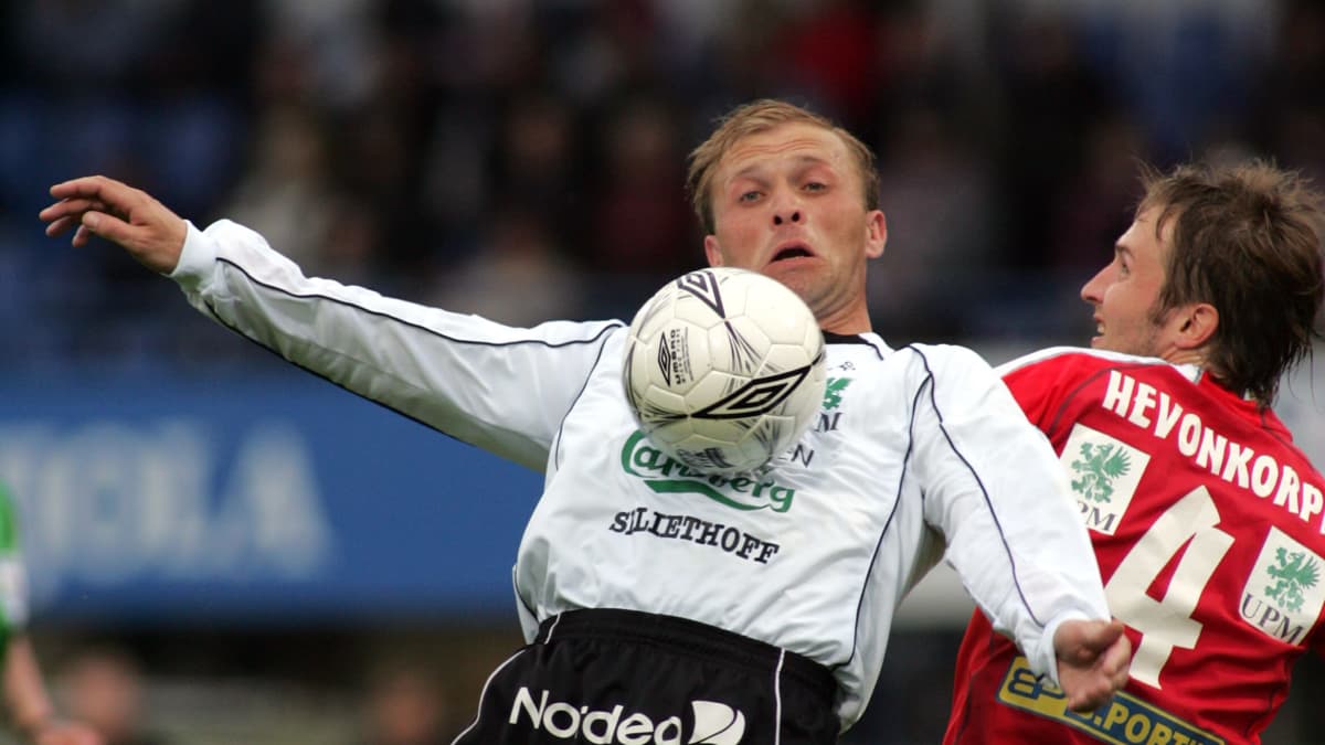 Valeri Popovits hallitsee palloa Veikkausliigan ottelussa 2005.