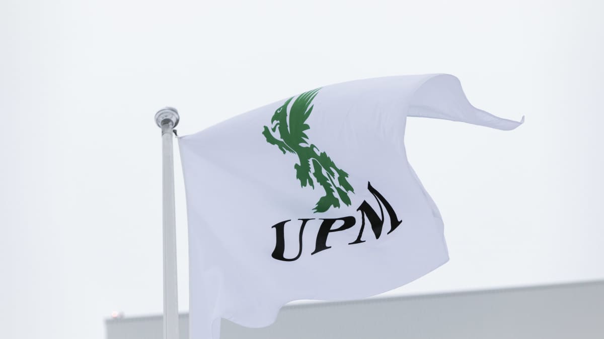 UPM :n Pietarsaaren tehtaan lippu liehuu tuulessa. 