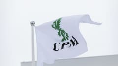 UPM :n Pietarsaaren tehtaan lippu liehuu tuulessa. 