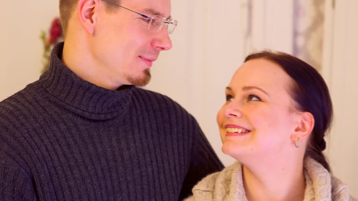 Kuvassa Markus ja Hanna Poropudas katsoo toisiaan silmiin. 