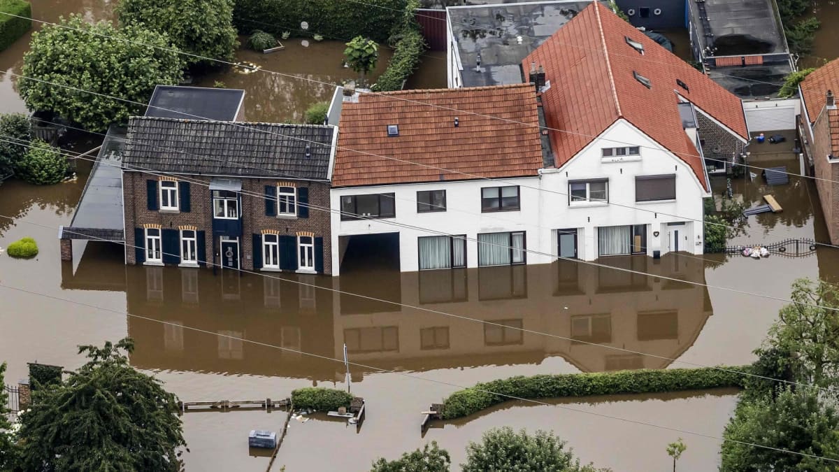 Ilmakuva Valkenburgista näyttää Maas-joen tulvimisen.