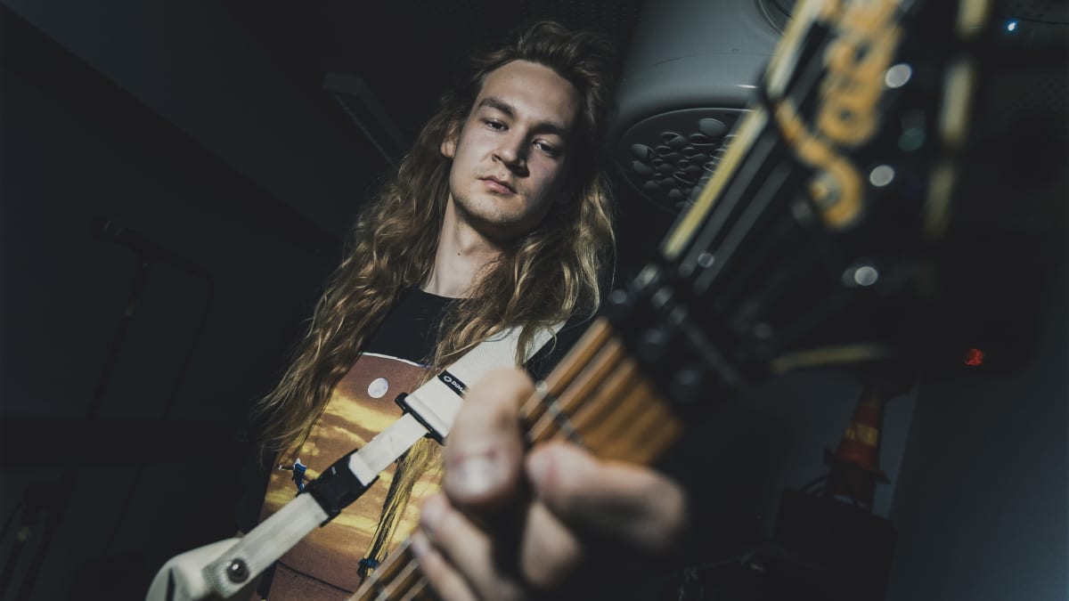 Face the Legacy -yhtyeen kitaristi Elias Suhonen on innoissaan kun hänen bändinsä pääsee esiintymään YlexPopissa Jyväskylässä.