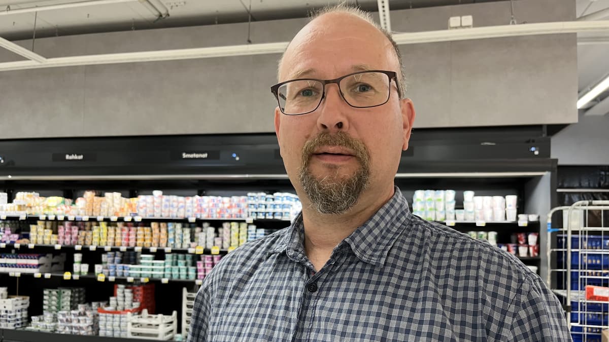 Espoolainen Jouni Teliö Prisman kylmätiski taustanaan.
