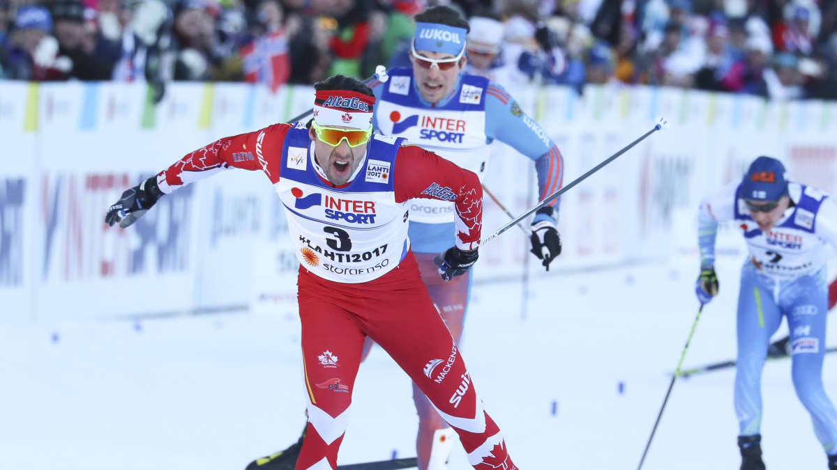 Harvey kirimässä MM-kultaan ennen Sergei Ustjugovia ja Matti Heikkistä.