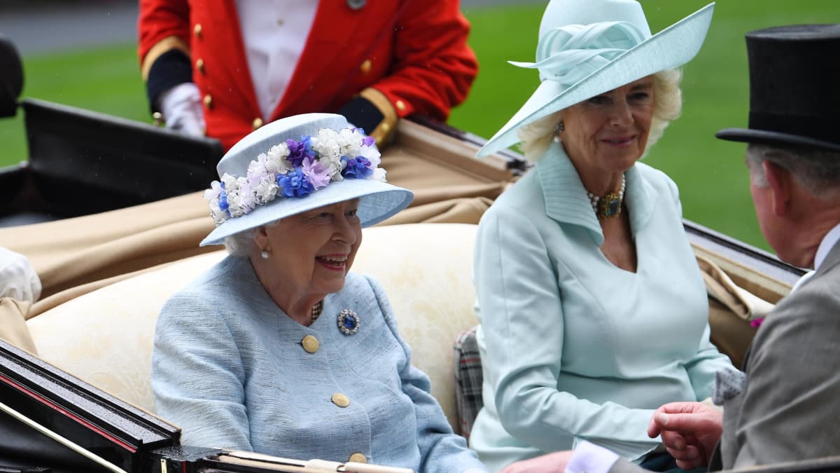 Kuningatar Elisabet ja Cornwallin herttuatar Camilla hevosvaunuissa.