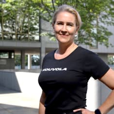 Kouvolan kaupunginjohtaja Marita Toikka Kouvolan kaupungintalon sisäpihalla.
