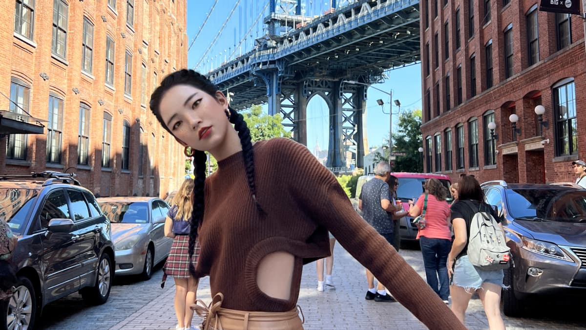 Rozy poseeraa New Yorkissa kadulla silta taustallaan