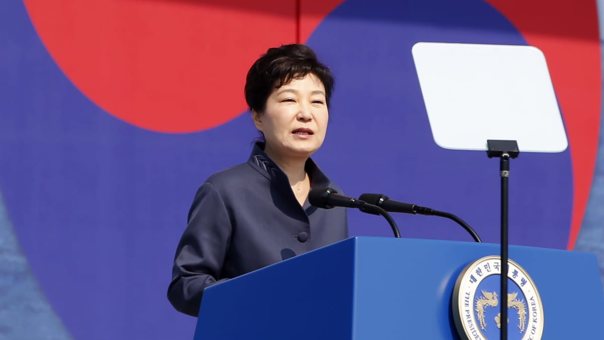 Presidentti Park Geun-hye pitää puhetta korokkeella.