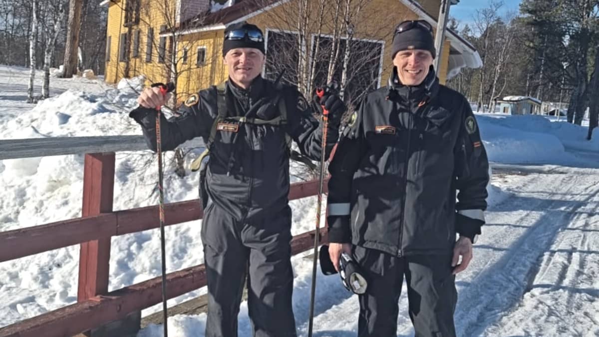 Rajamiehet Juha Julkunen ja Ari Palolahti seisovat ladulla lähdössä hiihtämään pitkälle partiomatkalle