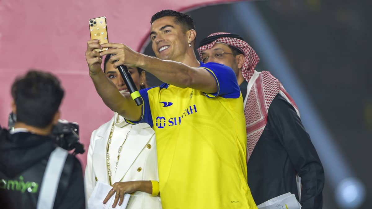 Cristiano Ronaldo ottaa selfietä