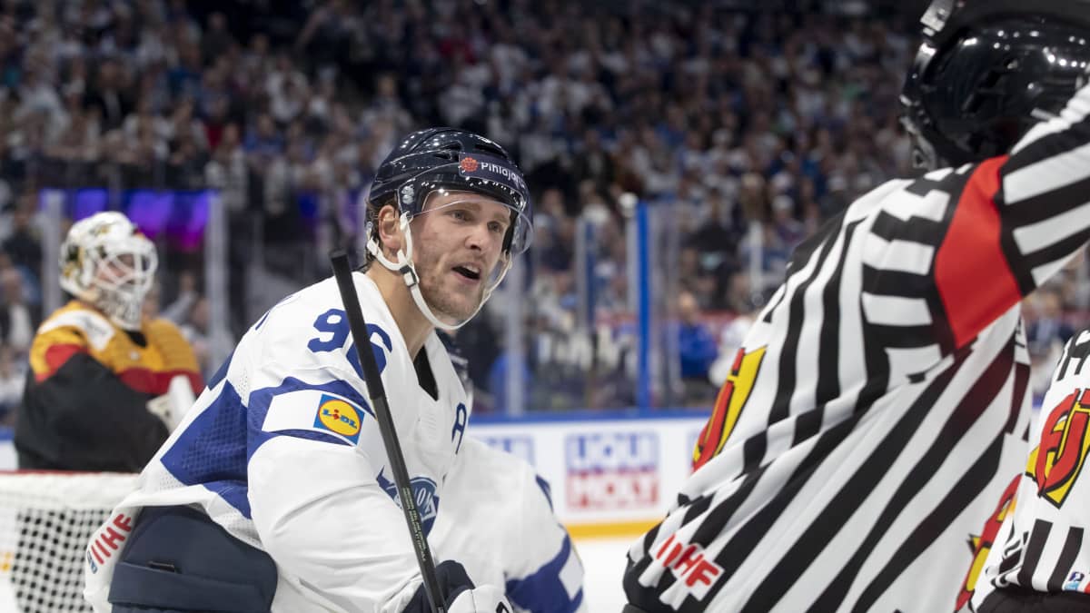 Mikko Rantanen jäällä Saksaa vastaan.