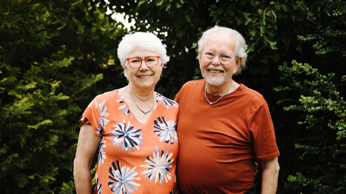 Birthe ja Ole Rademacher kotinsa puutarhassa.
