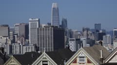 Salesforcen toimistorakennus kohoaa korkeuksiinsa San Franciscon keskustassa.