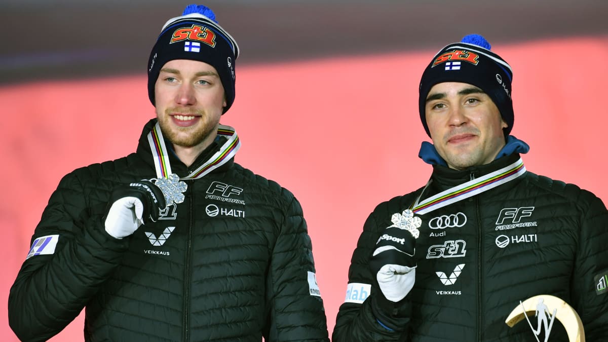 Joni Mäki ja Ristomatti Hakola poseeraavat parisprintin MM-hopeamitalien kanssa.