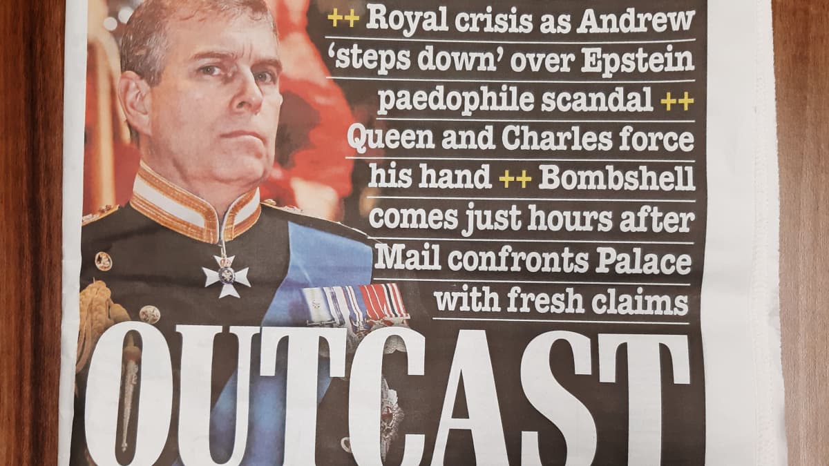 Daily Mail -lehden kasi, jossa on kuva prinssi Andrew'sta ja otsikko "Outcast".