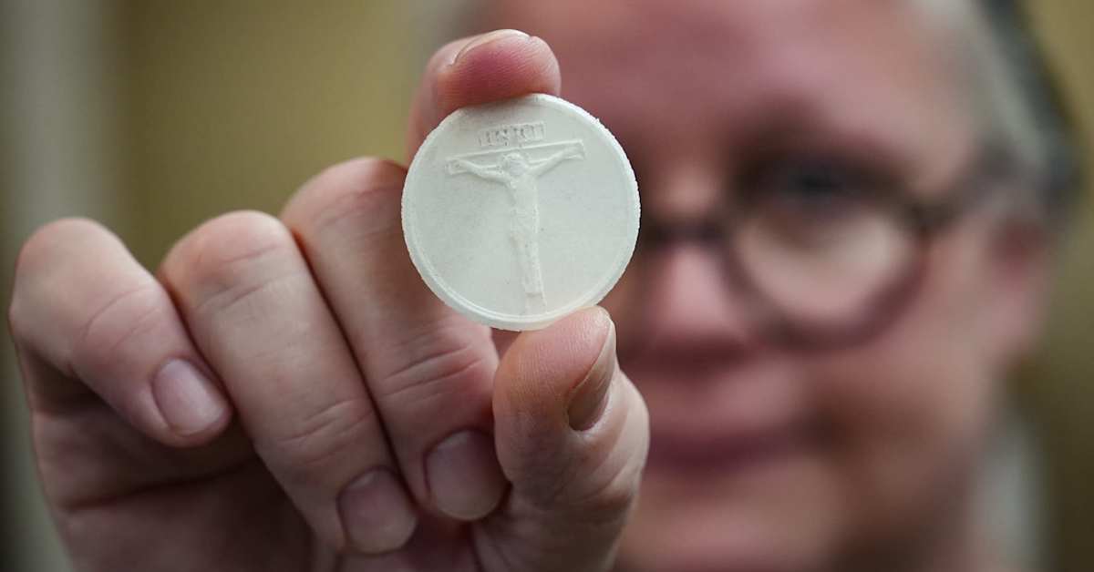 Pia Greus on Suomen ainoa öylättileipuri ja hänen pannustaan valmistuu lähes miljoona ehtoollisleipää vuosittain