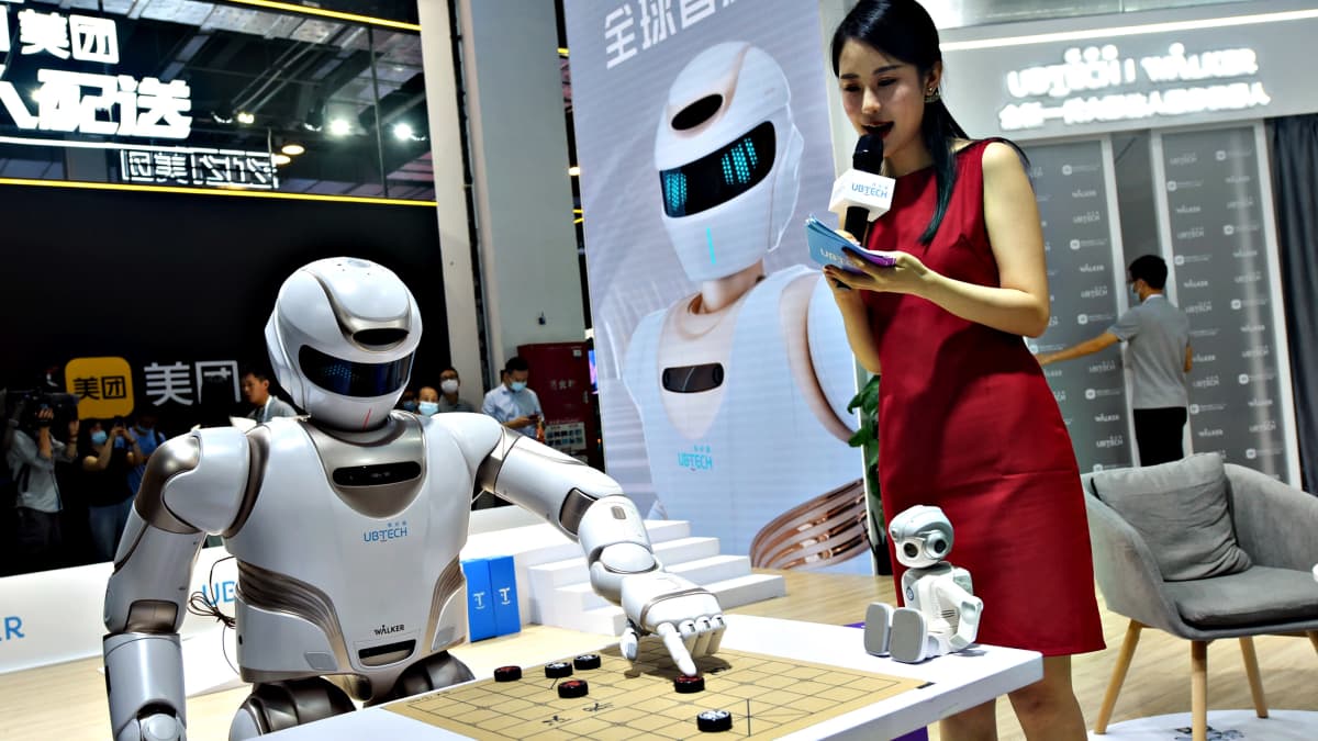 Walker X -mallin palvelurobotti pelaa kiinalaista shakkia maailman tekoälykonferenssissa heinäkuussa 2021.