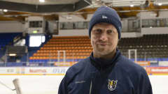 Toni Lydman katsoo kameraan Mikkelin jäähallissa.