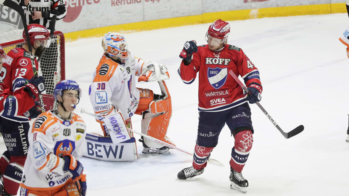 HIFK:n Micke-Max Åsten tuulettaa tekemäänsä maalia. 