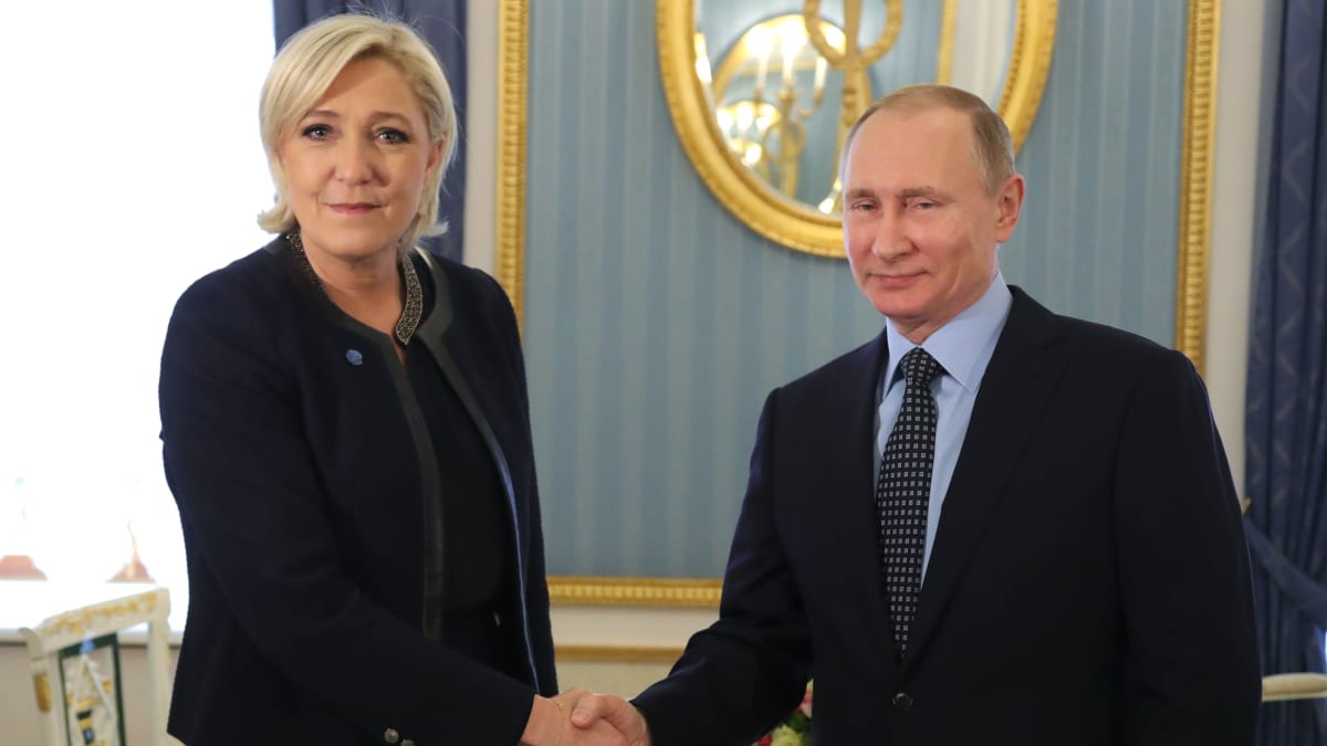 Marine Le Pen kättelee Putinin kanssa.