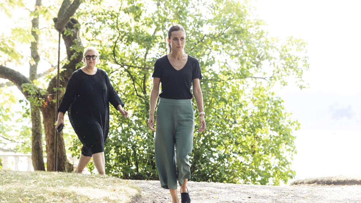 Sanna Marin kävelee Kesärannassa.