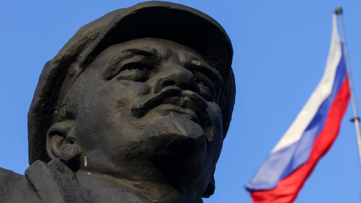 Leninin patsaan pää ja Venäjän lippu. 