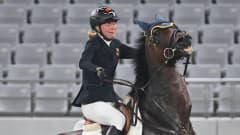 Saksan Annika Schleu olympialaisten viisiottelussa hevosen selässä.