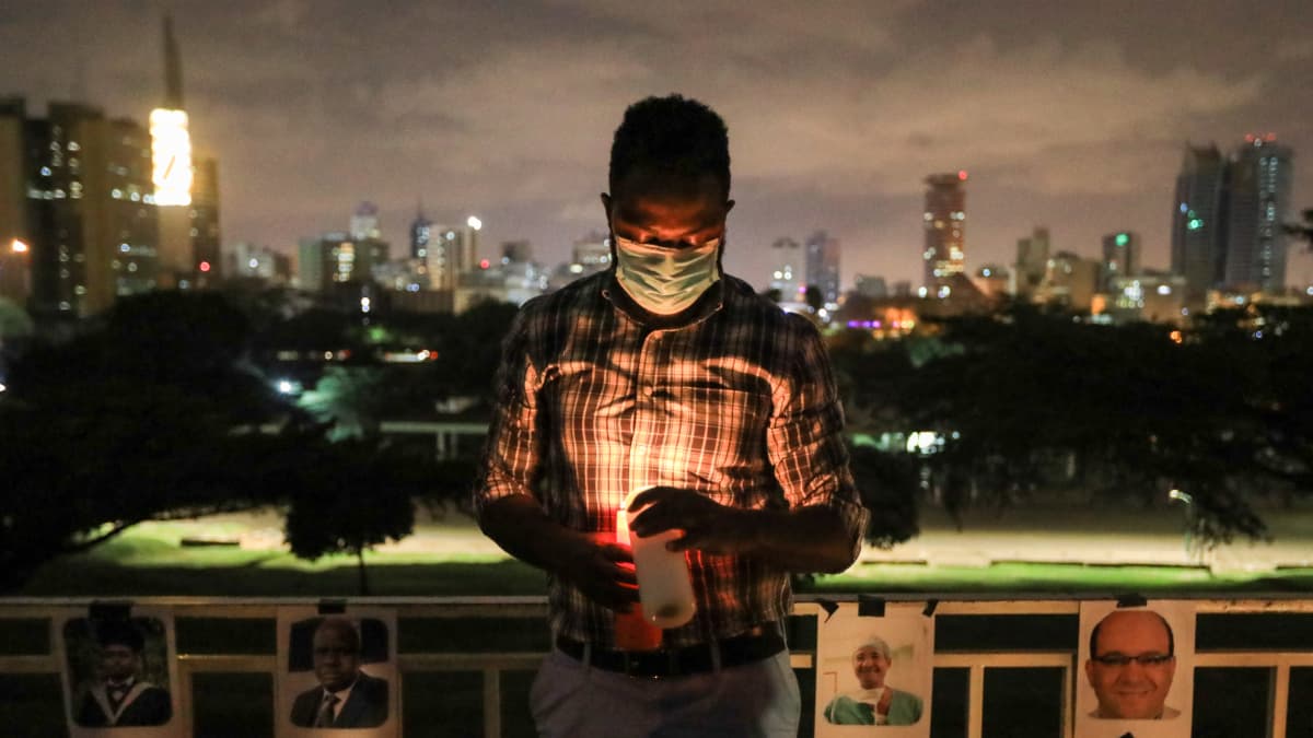 Kenialainen lääkäri sytyttyi kynttilän koronapandemian aikana menehtyneen kollegansa muistoksi Nairobissa 9. joulukuuta 2020.