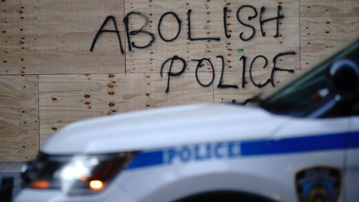 New Yorkissa mielenosoittajat kirjoittivat laudattuun ikkunaan "lakkauttakaa poliisi".