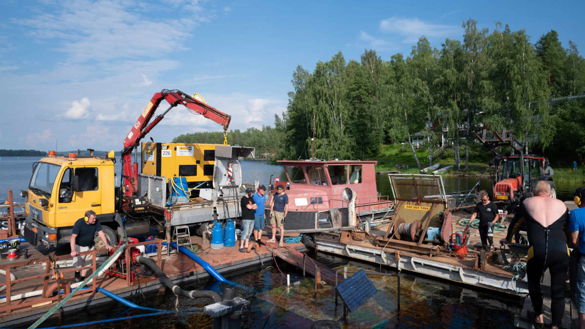 Mikkelin Anttolan satamassa uponnutta Loviisa-laivaa nostettiin sunnuntaina vedestä ylös usean pumpun avulla.