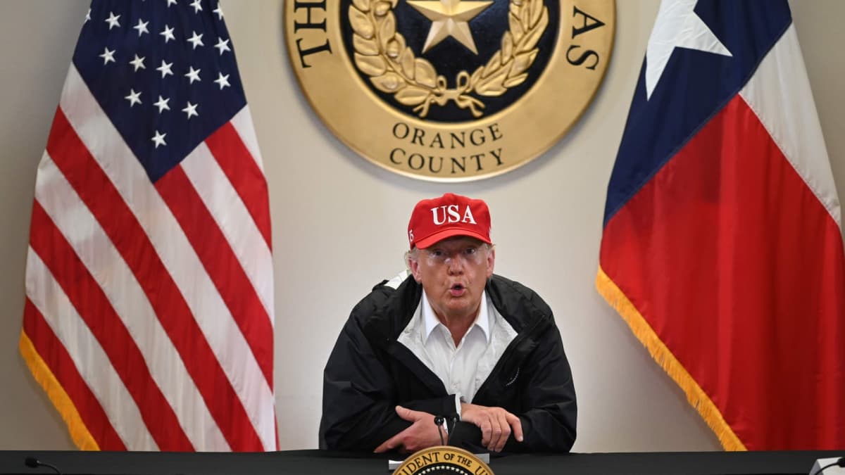 Presidentti Donald Trump puhuu tiedotustilaisuudessa Orangessa, Texasissa.