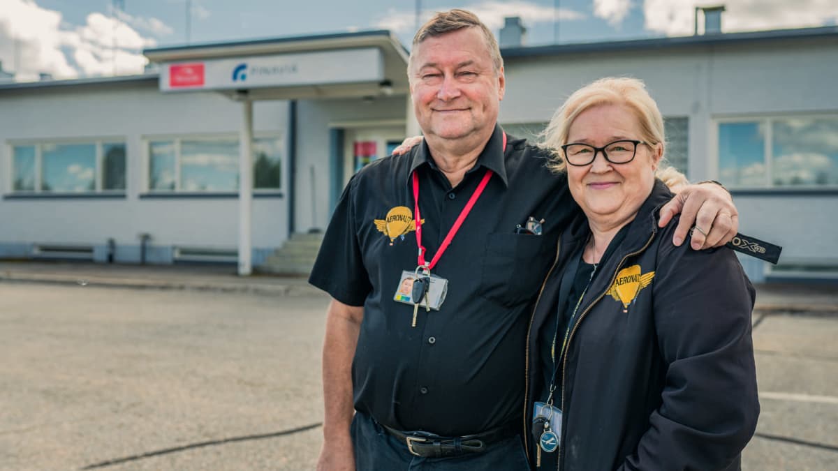 Markku ja Seija Sipinen poseeraavat Jyväskylän lentokentän vanhan terminaalin edessä.