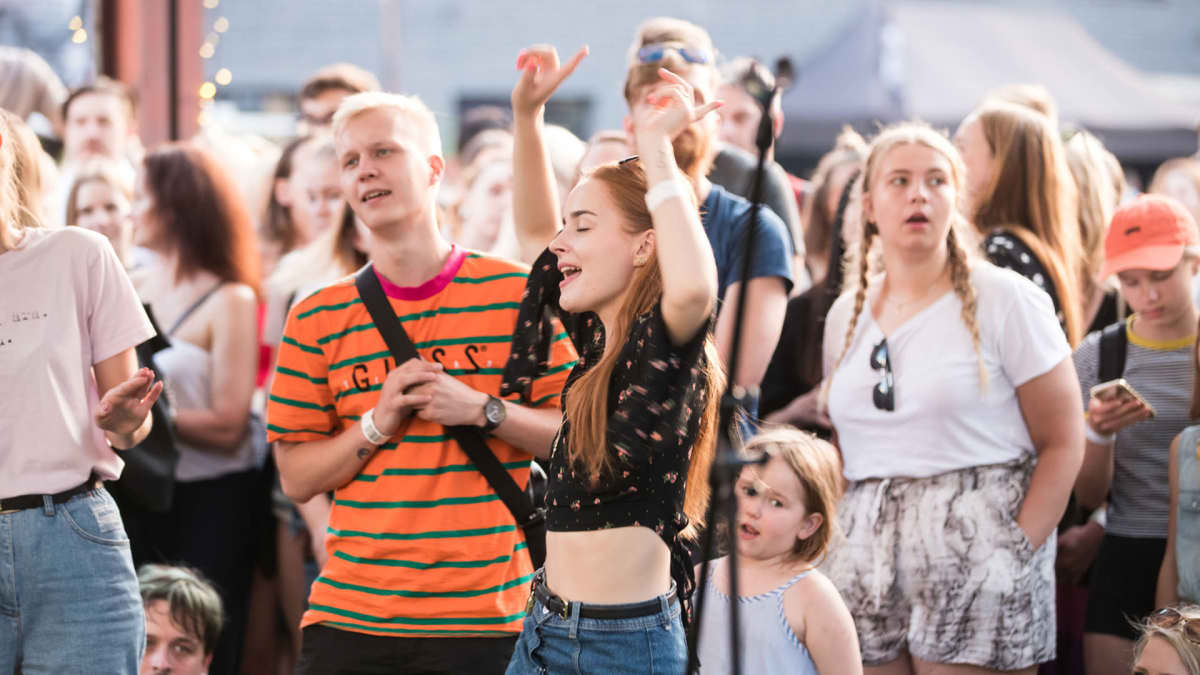 Nuoret aikuiset juhlivat Tallinnan Telliskiven alueella vuoden 2019 kesällä.