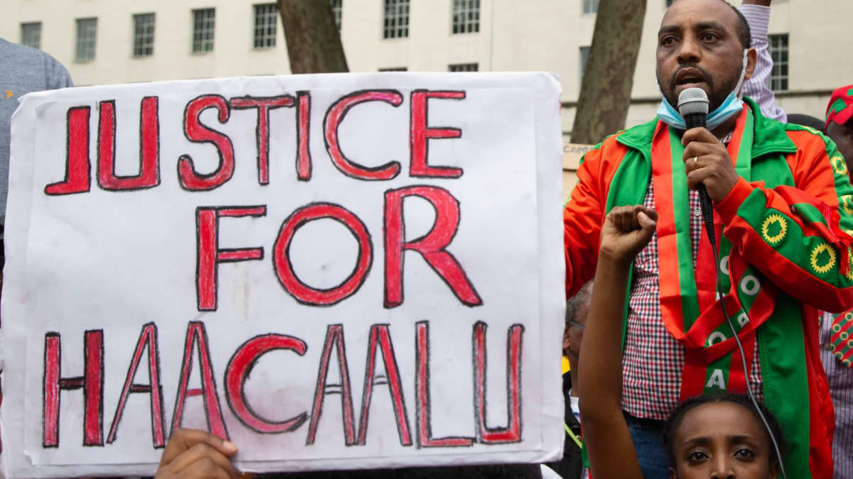 Mielenosoittajia Lontoossa vaatimassa oikeutta kuolleelle laulajalle Hacalu Hundessalle.