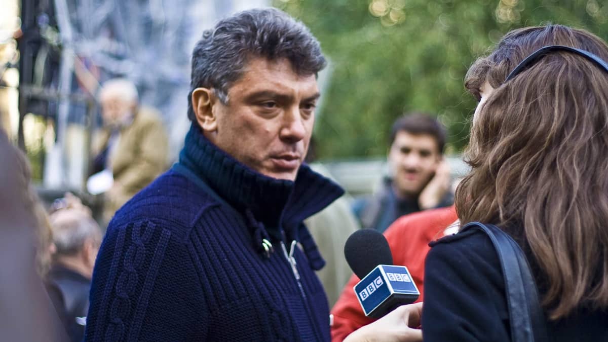 Boris Nemtsov lokakuussa 2009 mielenosoitukseen, joka järjestettiin vuonna 2006 surmatun toimittaja Anna Politkovskajan muistoksi.