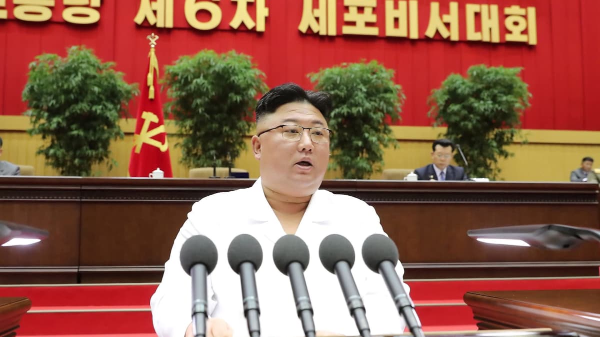 Kim Jong-un puhujakorokkeella.