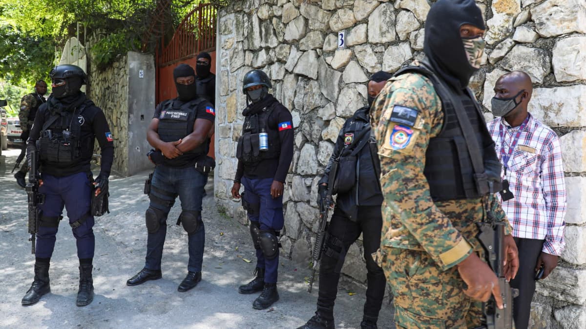 Haitilaisia turvallisuusjoukkoja vartiossa presidentin asunnon edessä.