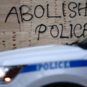New Yorkissa mielenosoittajat kirjoittivat laudattuun ikkunaan "lakkauttakaa poliisi".