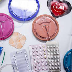 Ehkäisyvälineitä: e-pillereitä, kierukoita, ehkäisyrengas, kondomi, ehkäisykapseli