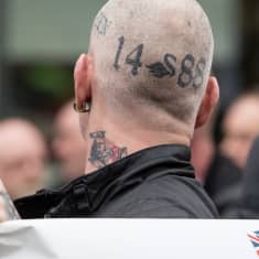 Miehen paljaaksi ajeltuun päähän on tatuoitu uusnatsien symboleja.