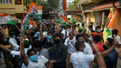 TMC-puolueen kannattajat juhlivat Siligurissa Intiassa.