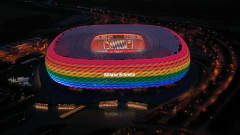 Allianz Arena valaistiin jo tammikuussa Bayern Münchenin ottelussa sateenkaaren väreihin