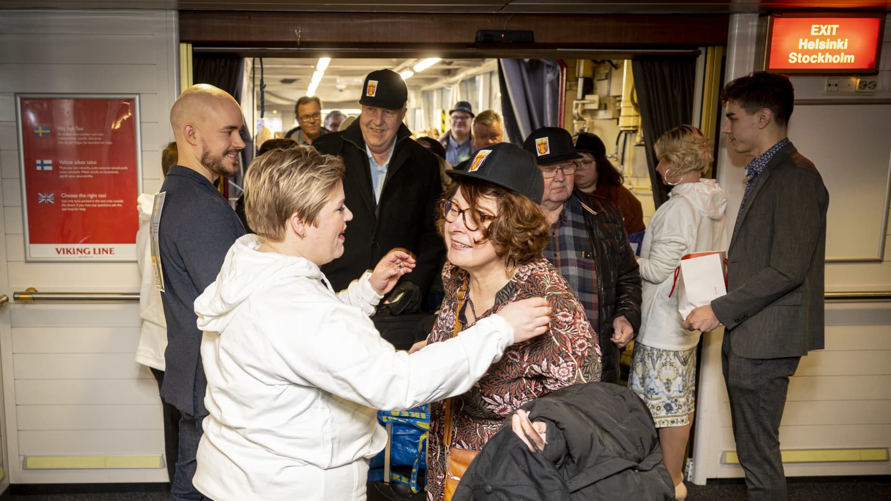 Keskustan puheenjohtaja Annika Saarikko ottaa vastaan risteilyvieraita Keskustapuolueen vaalistarttiristeilyn alussa Viking Gabrielalla.